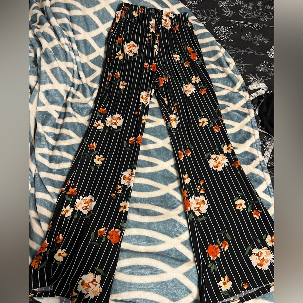 park avenue floral forbidden pants flare leggings size L but runs small